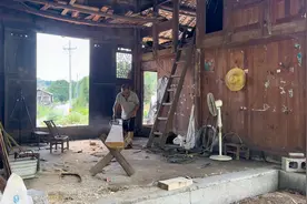 木料都备齐了，开始对木房子进行改造，木匠师傅也过来开始干活了视频封面