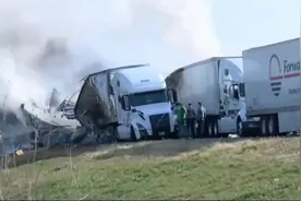 突发  美国一卡车起火超10吨鸡蛋惨被大火吞噬视频封面