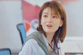 董事长儿子隐藏身份进入公司，第一天上班就看上了女孩视频封面