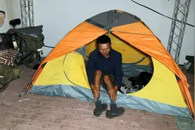 骑行新疆S101国防公路，赶夜路征服30多公里上坡，铁棚下露营过夜视频封面