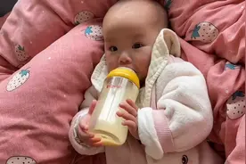 七个月的宝宝不哭不闹，自己拿着奶瓶学喝奶，最后一幕太逗了视频封面