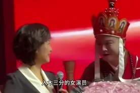 "双星闪耀：唐僧与女儿国国王，颁奖典礼上的致敬与共鸣"