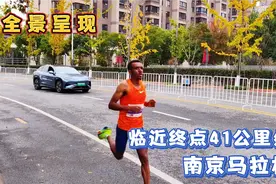 全景呈现南京马拉松临近终点41公里处，男子组、女子组前三名冲刺视频封面