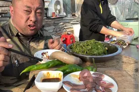 一根牛肚芯，筋道弹牙，一盘腰片蘸辣根，爽滑鲜嫩，看表情很刺激视频封面