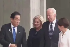 拜登欢迎日本首相夫妇很热情！丰盛国宴菜品大公开，岸田夫人显嫩视频封面