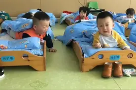幼儿园开学萌娃的状态，看着又心疼又可爱！ #幼儿园视频封面