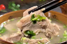 俗话说三伏天吃伏羊，这样做的清炖羊肉，汤鲜肉烂，不腥也不膻