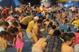 下饺子似的  最爱的玩水项目 抓泥鳅 株洲麦琪宝宝亲子乐园人真多
