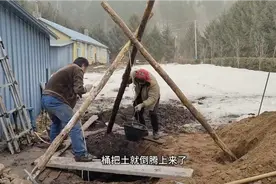 小刚还原老式打井方法，硬生生一锹一锹挖出一口水井，简直太牛了视频封面