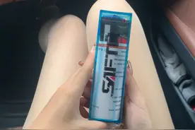 在外出遇到色狼骚扰，就可以拿出防狼喷雾喷到对方的脸上保护自己视频封面