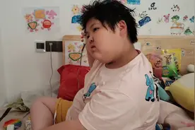 三年不愿意洗头的自闭症女儿，终于自己洗头了