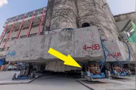 几百万吨大楼的建筑如何移动到需要搬迁的地方，带大家一起看一下视频封面