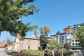 清真寺一天五次祷告的时间到了。