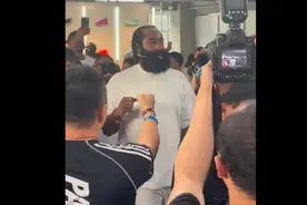 炸裂，现场球迷的反应太棒了！哈登 现身北京三里屯店视频封面