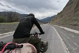 骑行新疆翻越天山，出发100公里堵路，遭遇劝返无奈绕行独山子视频封面