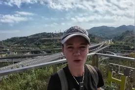 外国美女游中国，让西方媒体瞠目结舌，展示重庆新奇的建筑！视频封面