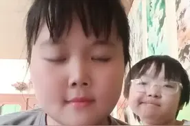 姐妹俩挠胳肢视频封面