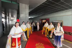 体验全球最奢华的火车，丝路梦想号，最贵的车票将近20万。视频封面