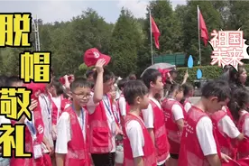 毛泽东铜像广场，学生主动脱帽向主席铜像敬礼，祖国的未来。