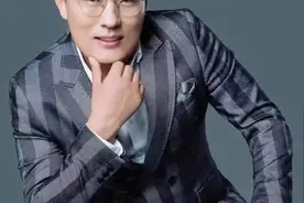 诸君！我们总要拼命向前！我们黄金光明灿烂的世界，就在前面！视频封面