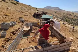 一家四口荒山避世，男人努力建造小屋，争取让妻儿尽快搬出棚子！视频封面