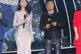 祁隆参加杨雯梓活动，舞台上聊天嗨翻全场。(1)