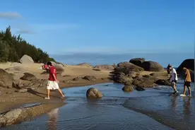 这是海南岛的最南端~角头湾，有人在踏浪，有人在垂钓……视频封面
