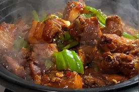 五花肉和鸡块一起烧，没想到这么好吃，鸡肉鲜香，肉块软烂又入味