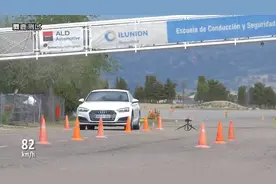 8款轿车的麋鹿测试，谁的稳定性最高，看完之后知道该买哪款车了视频封面