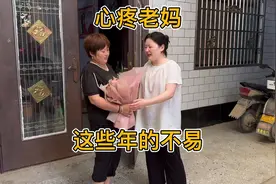 老妈过生日，瑞丽送老妈一束花，并对老妈诉说心里话，老妈辛苦了