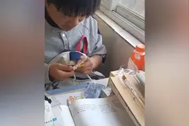 初三男孩做手工针织月入过万，课间不停歇用到极致，晒手工太可爱视频封面