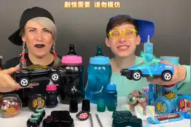黑色小汽车和蓝色小汽车