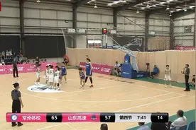 中国女篮新希望！诞生了身高2米28！球迷:扣篮盖帽不用跳！