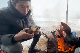 农村老家漫天飘雪，地里搭棚子，围炉烤火，儿时年味这不就回来了视频封面