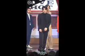 吴世勋舞蹈直拍，大秀腹肌。#爱丽小怡#吴世勋视频封面