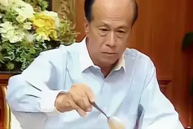 1998年李嘉诚吃晚餐真实录像，虽资产亿万却吃的很简单。视频封面