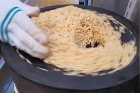 日本街头拍摄油炸绿豆饼。