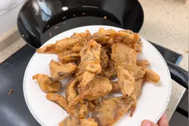 想吃炸蘑菇不用买了，自己在家就能做，外酥里嫩，太香了视频封面