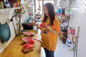 媳妇穿上新打底裤，老公吐槽像没穿裤子，带出去吃饭闲太丢人了视频封面