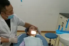 女儿长了双排牙，拔掉前面两颗乳牙，勇敢的娃，妈妈都捏一把汗视频封面