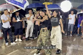 百万粉丝女网红舒婷深圳东门直播现场，小姐姐长相甜美，能歌善舞视频封面