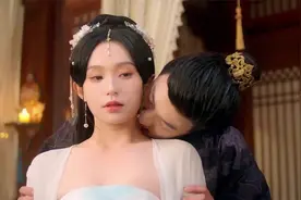 女将军沐浴浑身湿漉漉，被心上人咬脖子，亲吻一发不可收拾