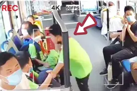 公交车监控视频全程惊心动魄，男孩被卡住喉咙，司机做法怒赞视频封面