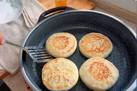 想吃红糖饼不用出去买了，自己在家就能做，做法简单，太好吃了