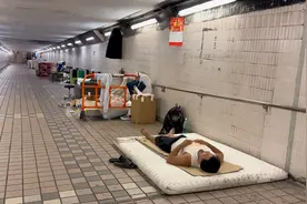 香港也有很多流浪汉，住在地下通道里，还有免费盒饭吃