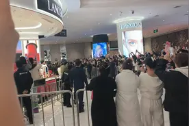 江疏影来哈尔滨西城红场参加她代言的梦金园商业活动。偶遇……视频封面