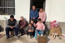 温馨的乡村家庭，祖孙三代共聚一堂，幸福满满。视频封面