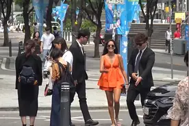 韩国爆笑恶搞-随机给路上的美女当保镖-笑出了7块腹肌-视频封面