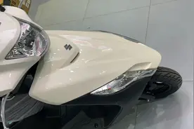 七千多买个低配版铃木uu125还是挺不错的，回头再花几百改成盘刹视频封面