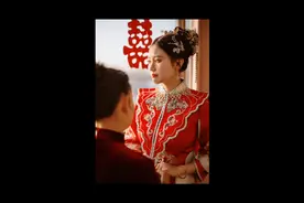 凌晨3点来到新娘家，特别爱笑的女孩子，跟妈妈对视的瞬间。。。